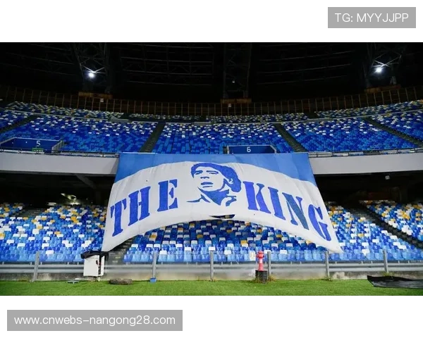 那不勒斯球迷tifo致敬马拉多纳,主场气氛热烈 那不勒斯球迷tifo致敬马拉多纳,主场气氛热烈